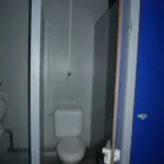 Module sanitaire professionnel 24 m² avec douches et WC multiples – Image 2