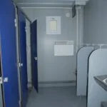 Module sanitaire professionnel 24 m² avec douches et WC multiples – Image 3
