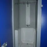 Module sanitaire professionnel 24 m² avec douches et WC multiples – Image 4