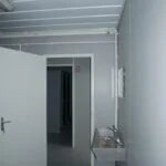 Module sanitaire professionnel 24 m² avec douches et WC multiples – Image 5